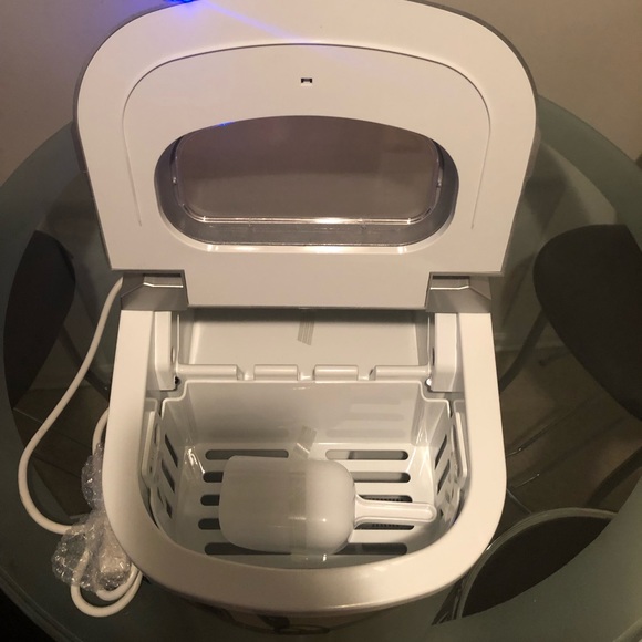 Sold-IGLOO Portable Ice Maker - Picture 8 of 8